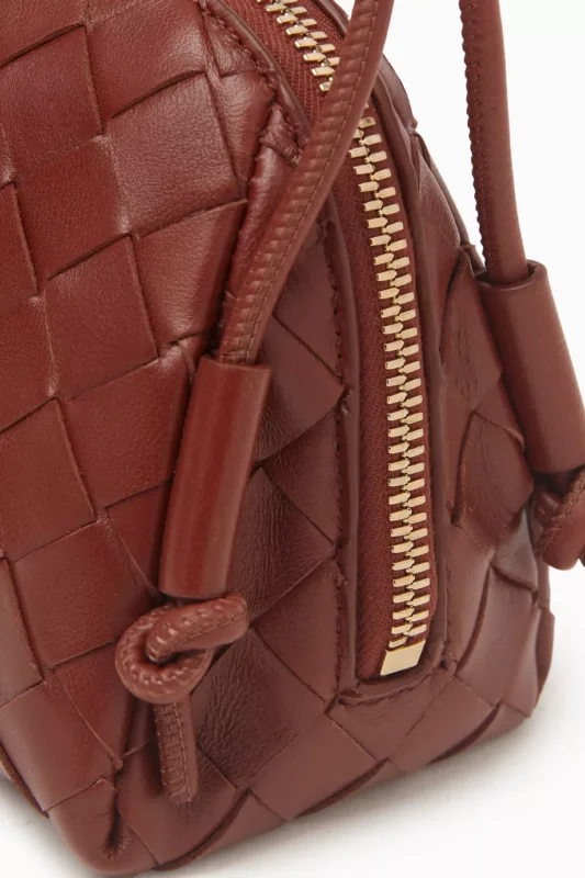 شنطة بوتيغا، Bottega Veneta bag، حقيبة بوتيغا فينيتا، شنط بوتيغا كروس بودي، حقائب بوتيغا الفاخرة، إكسسوارات بوتيغا، شنطة جلد طبيعي، شنط ماركات عالمية، متجر شنط اون لاين، حقيبة يومية أنيقة، شنطة هدايا فاخرة.