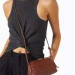 شنطة بوتيغا، Bottega Veneta bag، حقيبة بوتيغا فينيتا، شنط بوتيغا كروس بودي، حقائب بوتيغا الفاخرة، إكسسوارات بوتيغا، شنطة جلد طبيعي، شنط ماركات عالمية، متجر شنط اون لاين، حقيبة يومية أنيقة، شنطة هدايا فاخرة.