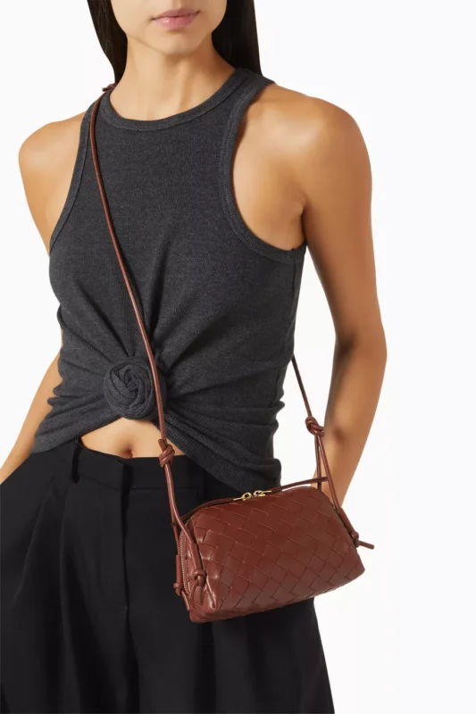 شنطة بوتيغا، Bottega Veneta bag، حقيبة بوتيغا فينيتا، شنط بوتيغا كروس بودي، حقائب بوتيغا الفاخرة، إكسسوارات بوتيغا، شنطة جلد طبيعي، شنط ماركات عالمية، متجر شنط اون لاين، حقيبة يومية أنيقة، شنطة هدايا فاخرة.