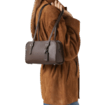 شنطة كوتش سوينج بسحّاب منظر جانبي يبرز الجلد المدبوغ الناعم