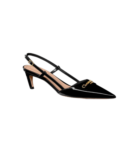 صورة مقربة لفيونكة حذاء My Dior وشعار CD الذهبي