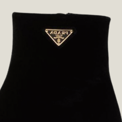 صورة مقربة لشعار برادا المعدني على البوت