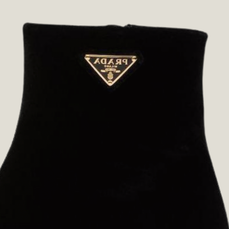 صورة مقربة لشعار برادا المعدني على البوت