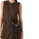 شنطة توري بورش ساتشل الينور من الجانب مع الحمالة الكروس القابلة للإزالة