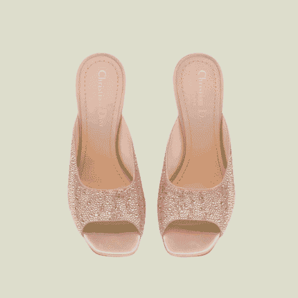 بريق وجمال الجلد المصفح الذهبي في أحذية ديور