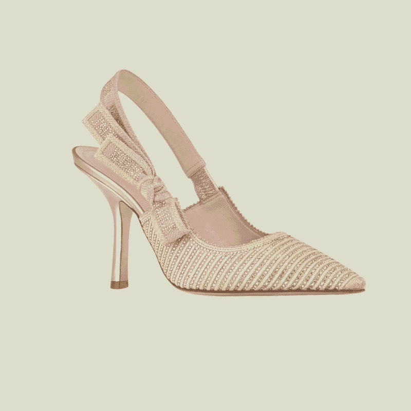 صورة من الأعلى لحذاء ديور جادور الذهبي الفضي