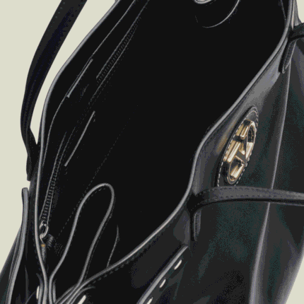 الأبازيم الجانبية القابلة للتعديل في شنطة فالنتينو أنتيب