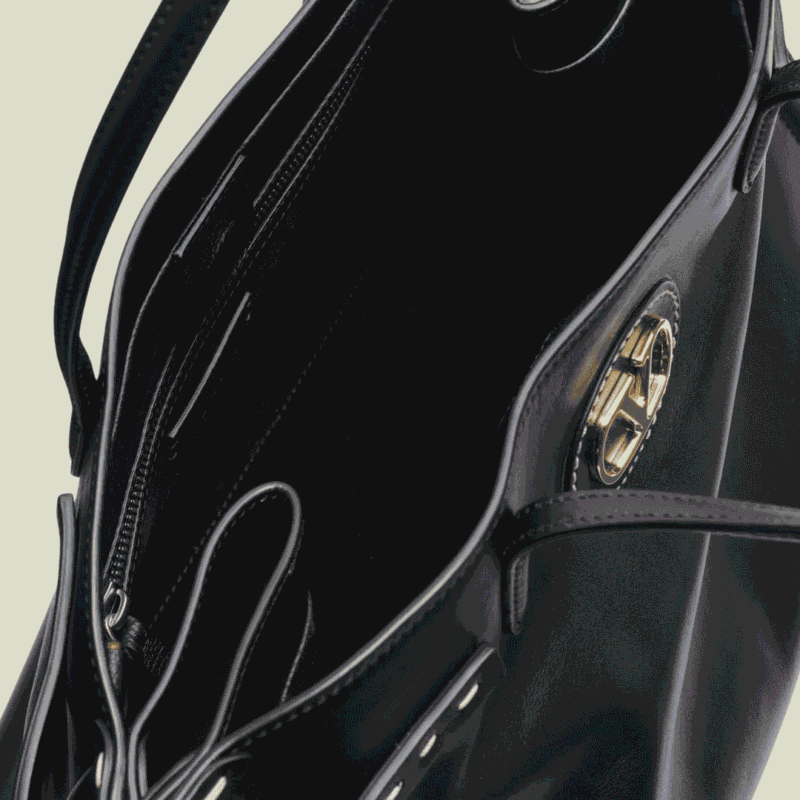 الأبازيم الجانبية القابلة للتعديل في شنطة فالنتينو أنتيب