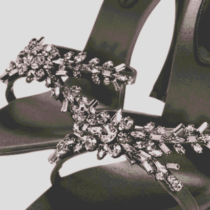 منظر جانبي لكعب صندل سان لوران الهندسي العريض 11 سم