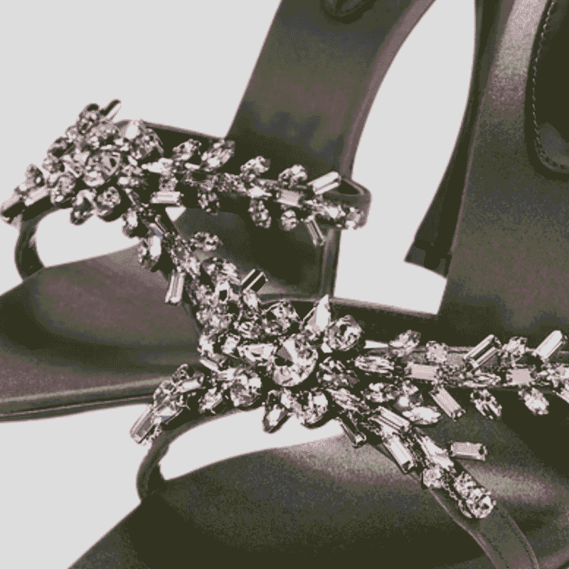 منظر جانبي لكعب صندل سان لوران الهندسي العريض 11 سم