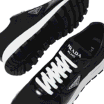 شعار برادا ثلاثي الزوايا المعدني على حذاء رياضي - تفصيل أصلي.