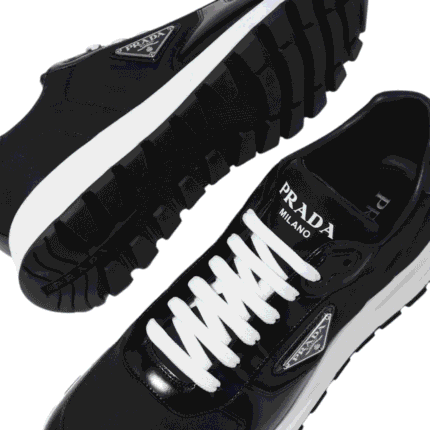 شعار برادا ثلاثي الزوايا المعدني على حذاء رياضي - تفصيل أصلي.