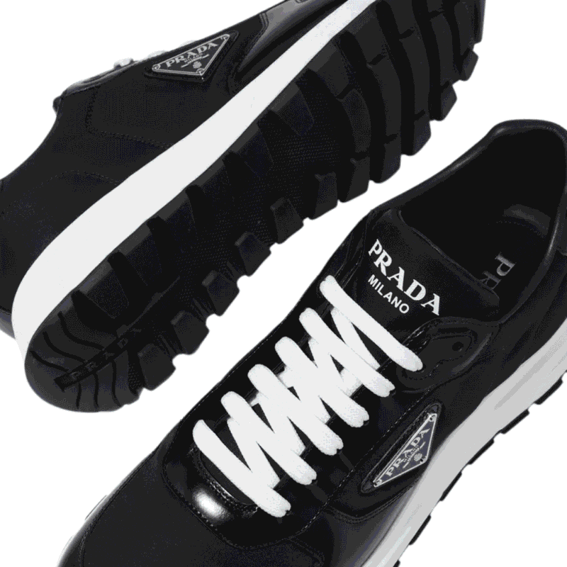 شعار برادا ثلاثي الزوايا المعدني على حذاء رياضي - تفصيل أصلي.