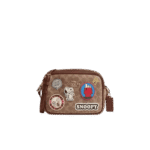 النص البديل: لقطة مقرّبة فائقة الوضوح تظهر ملمس وجودة الجلد العنابي الفاخر في شنطة كوتش ميني. الكلمات الدلالية: جلد عنابي, ملمس فاخر, جودة عالية.