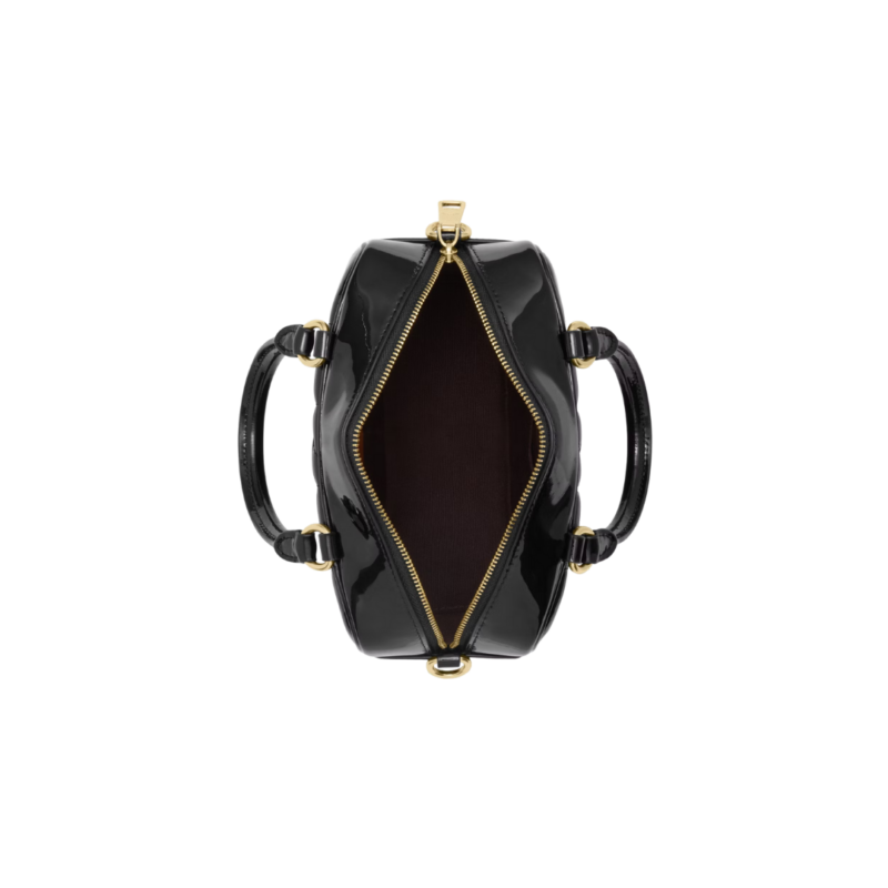 عرض حجم شنطة كوتش مقاس 20×12 سم مقارنة مع هاتف ومحفظة.