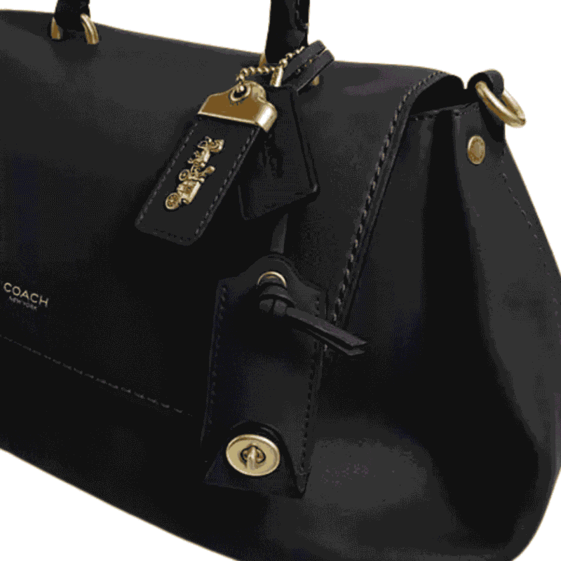 تفصيل مشبك الإغلاق الأمامي المعدني بأناقة لحقيبة كوتش.