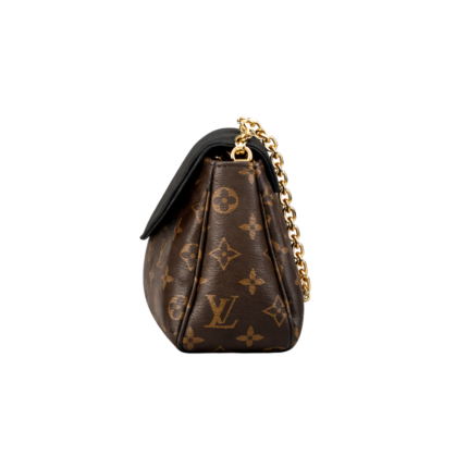 لقطة مقرّبة للقفل الدائري المعدني برمز LV على حقيبة بالاس.