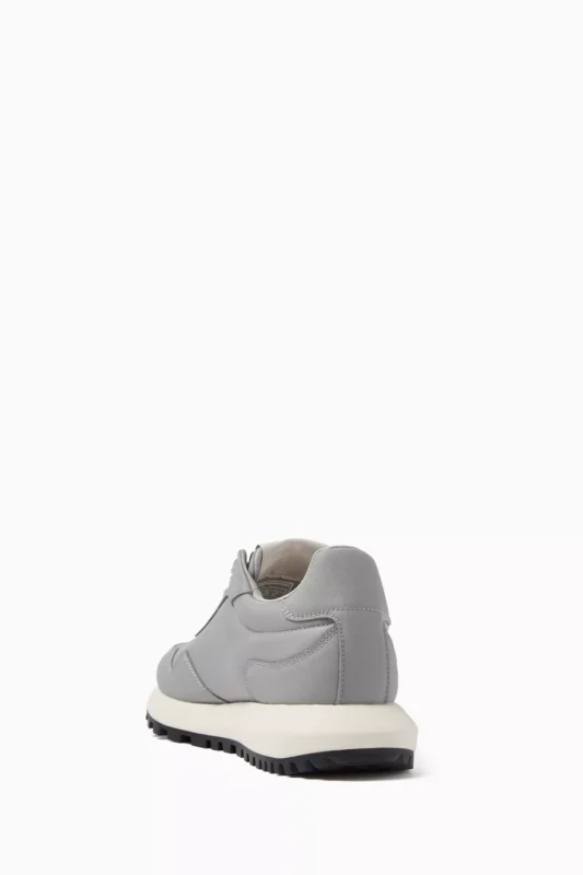 لقطة مقرّبة تظهر ملمس جلد سافيانو المحبب المميز.