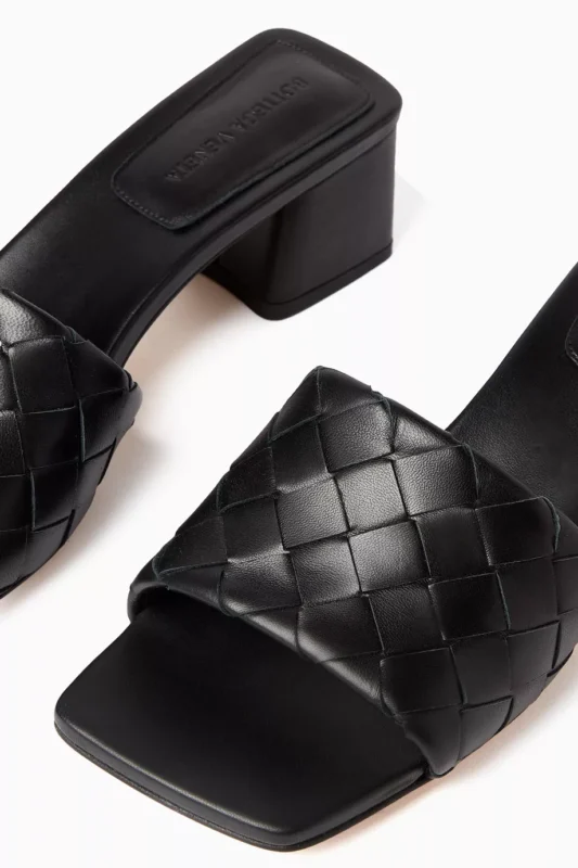 النص البديل: حذاء بوتيغا فينيتا باركو المفتوح من الخلف باللون البيج مع التصميم المجدول الفاخر. الكلمات الدلالية: بيج, تصميم مجدول, فخامة.