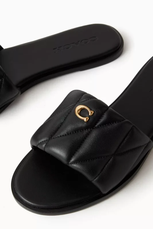 النعل المطاطي للثبات والمتانة.