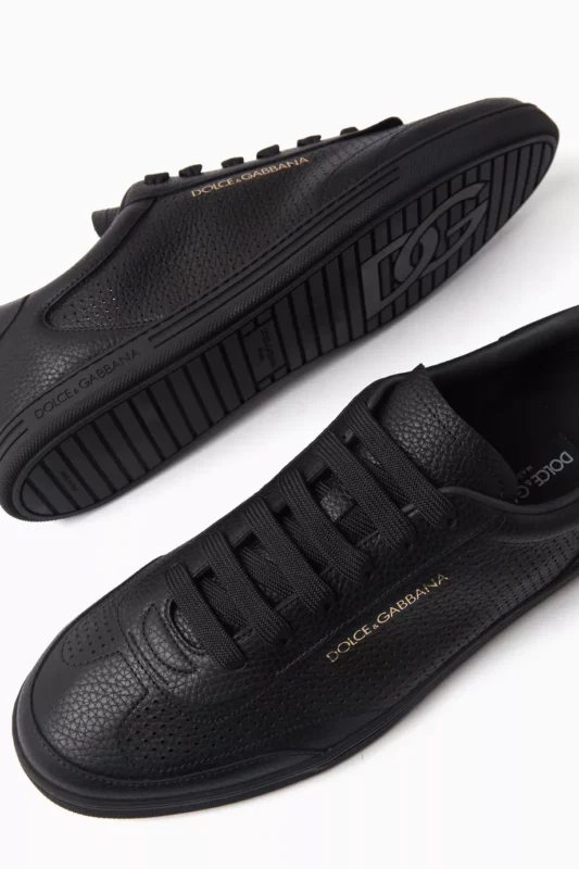 شعار دولتشي اند غابانا على الجزء العلوي من الحذاء.