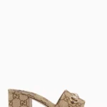 منظر جانبي يظهر الكعب العريض بارتفاع 55 مم.