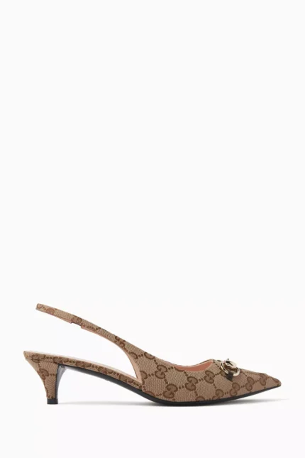 كعب غوتشي الكلاسيك بقماش GG باللون البيج والبني - منظر أمامي.