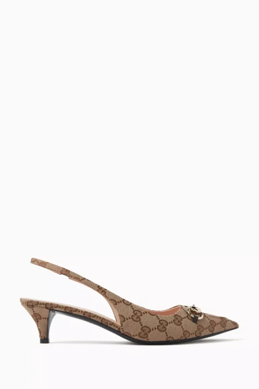 كعب غوتشي الكلاسيك بقماش GG باللون البيج والبني - منظر أمامي.