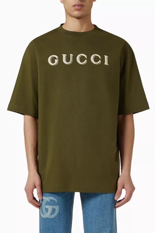 تيشيرت غوتشي الرجالي الزيتي الداكن المطرز - منظر أمامي.