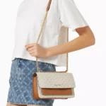 عرض أبعاد الشنطة 23.5 × 14 × 7.5 سم.