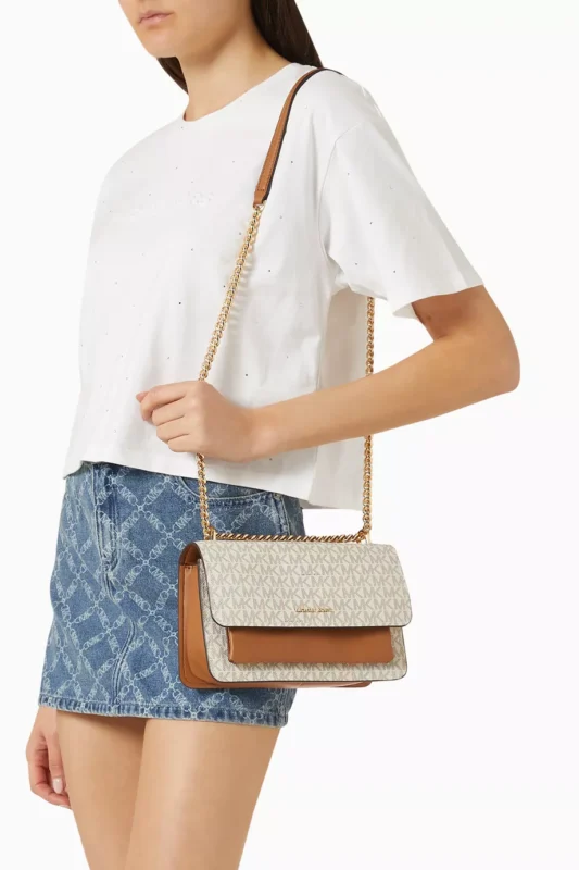 عرض أبعاد الشنطة 23.5 × 14 × 7.5 سم.