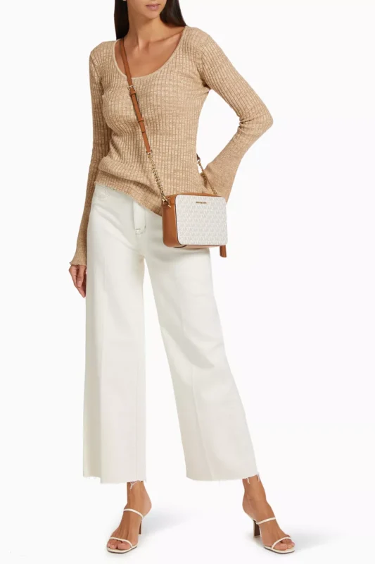 القسمان الرئيسيان الداخليان بسحاب للتنظيم والأمان.