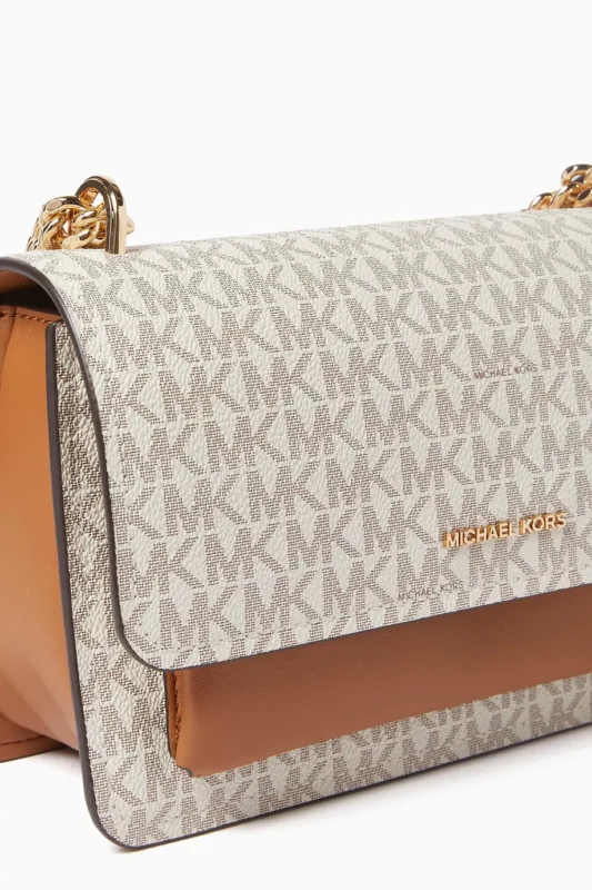 الحواف الجلدية والحلية المعدنية الذهبية - تفاصيل فاخرة.