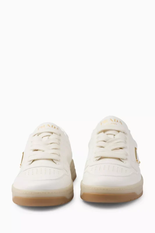 حذاء برادا الرياضي النسائي من الجلد - منظر أمامي.