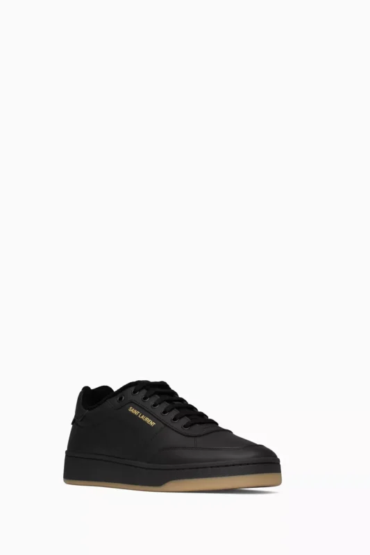 حذاء سان لوران رياضي، سنيكر سان لوران، أحذية سان لوران رجالية، حذاء رياضي فاخر، Saint Laurent sneakers، جلد عجل إيطالي، شوز رجالي فاخر، أحذية ماركة عالمية، متجر أحذية أون لاين، حذاء رياضي إيطالي، سنيكر منخفض.