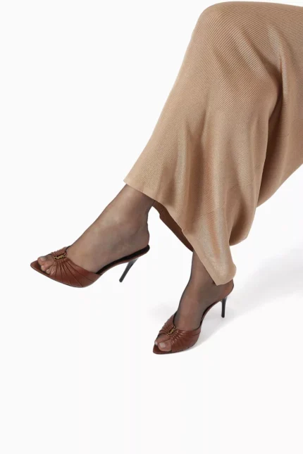 لقطة مقرّبة تظهر نعومة وجودة جلد الخروف.