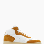 تنسيق السنيكر مع الجينز لإطلالة يومية أنيقة.