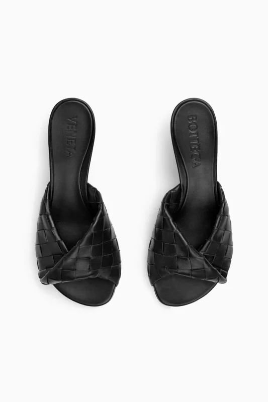 حذاء بوتيغا فينيتا، صندل بلينك 50، Bottega Veneta Blink 50، صندل إنترشياتو، جلد إنترشياتو فاخر، صندل مفتوح من الخلف، كعب 80 مم، صنع في إيطاليا، جلد خروف، شنط نسائية فاخرة، أحذية ماركة أصلية، صندل اصلي، صندل نسائي، صندل عالي الجودة، صندل اسود، صندل بكعب، صندل مريح