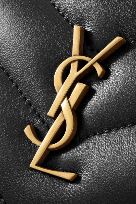 شنطة ميني أصلية سان لوران، شنطة كتف كاميرا، حقيبة لولو كاميرا، Saint Laurent Camera Bag، شنطة مبطنة بشيفرون، جلد ماعز، شعار كاساندر، شنط نسائية فاخرة، شنطة سوداء، هدايا نسائية فاخرة